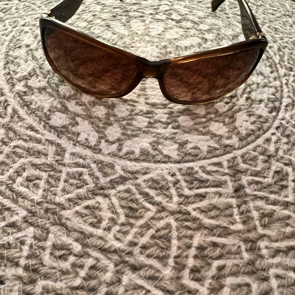 Coach sunglasses. Some scratches on lenses. - Picture 5 of 5